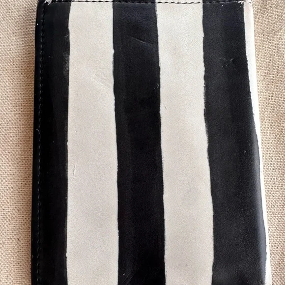 Victoria's Secret Black & White Striped Card Wallet with Gold Heart - Picture 4 of 5